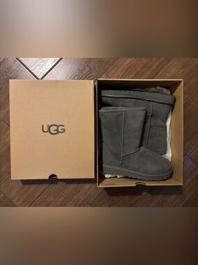 UGG Classic Short Boot in Charcoal